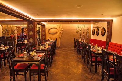 ১২. চাওম্যান বালিগঞ্জ ৯৯ - বালিগঞ্জ সার্কুলার রোড এবং বালিগঞ্জ প্লেস-এর মাঝামাঝি এই ‘চাওম্যান’ রেস্তরাঁটি। এই থাই রেস্তোরাঁয় স্পেশ্যাল থাই ডিশ ছাড়াও পাবেন নানান সী-ফুড‌। খাবারের দামের রেঞ্জ ১৫০০ থেকে ২০০০টাকা দুজনের জন্য। এই প্রতিবেদনটি ‘আনন্দ উৎসব’ ফিচারের একটি অংশ।