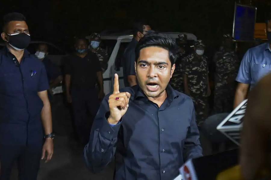 ১৩ সেপ্টেম্বর জিজ্ঞাসাবাদের পরে সংবাদমাধ্যমের সামনে অভিষেক বন্দ্যোপাধ্যায়।