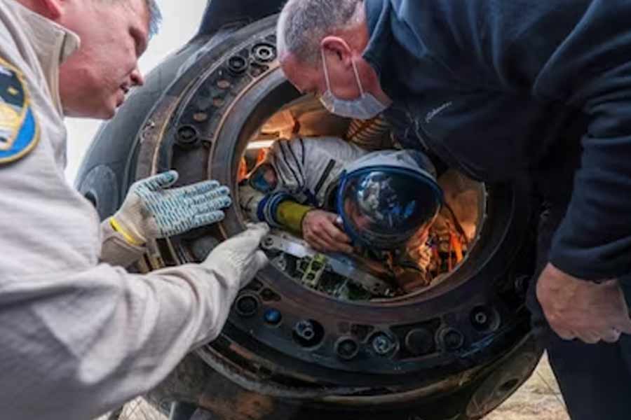 যদিও এই স্পেস ক্যাপস্যুলটিতে ফেরার কথা ছিল না রুবিওদের। কয়েক সপ্তাহ আগেই এই ক্যাপস্যুলটি তড়িঘড়ি যেমন তেমন ভাবে প্রস্তুত করে জরুরি ভিত্তিতে মহাকাশে পাঠায় নাসা।