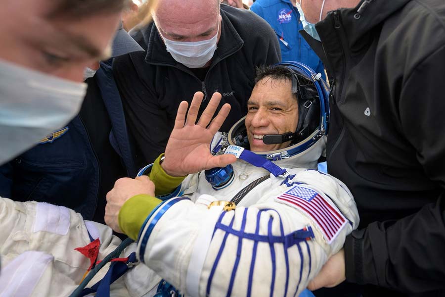 অবশ্য তাড়াহুড়ো করে পাঠানো হলেও শেষ পর্যন্ত দায়িত্ব নিয়ে মহাকাশচারীদের পৃথিবীতে ফিরিয়ে আনতে পেরেছে এই ক্যাপসুল। যা এর আগেরটি পারেনি। 