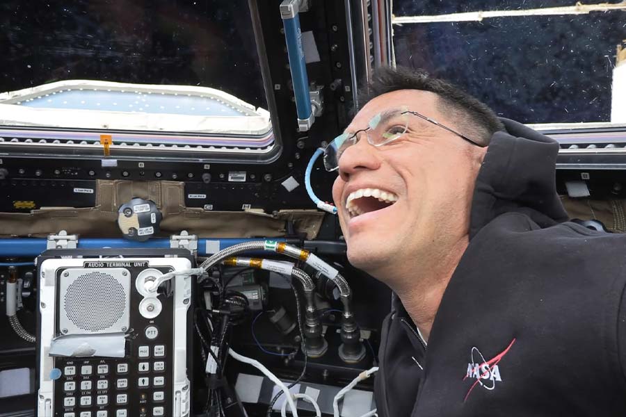 রুবিওদের জন্য নাসা আগেও একটি ক্যাপসুল পাঠিয়েছিল মহাকাশে। তিন মহাকাশচারীর জন্য অপেক্ষাও করছিল সেই ক্যাপসুল। কিন্তু পৃথিবীর দিকে রওনা হওয়ার আগেই তাতে ঘটে যায় দুর্ঘটনা। সমস্যার শুরু সেখান থেকেই। 