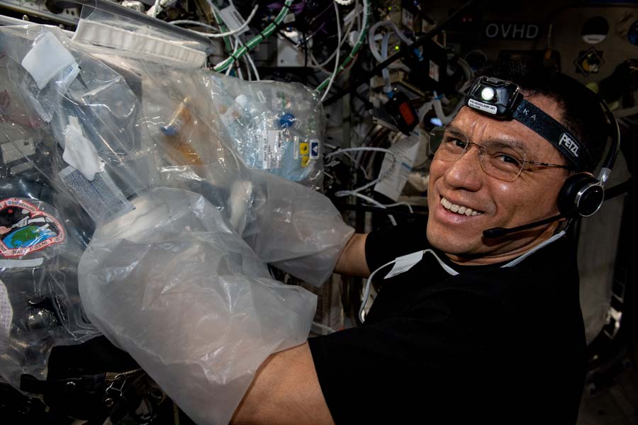 এর পরেই তড়িঘড়ি শুরু হয় দ্বিতীয় ক্যাপসুল বানানোর কাজ। গত বুধবার তাতে চড়েই পৃথিবীতে ফিরেছেন তিন মহাকাশচারী। অবশ্য তত দিনে জীবনের একটি বছর মহাকাশে কাটিয়ে ফেলেছেন তাঁরা। খাওয়াদাওয়া, তেষ্টা মেটানো, বর্জ্য ত্যাগ সবই হয়েছে মহাকাশ স্টেশনের সীমিত যোগানে।   