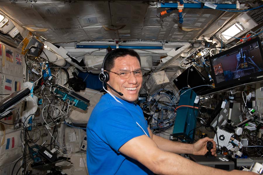 গত বছর অর্থাৎ ২০২২ সালের শেষে ঘটে এই ঘটনা। এই ঘটনায় ভেস্তে যায় মহাকাশচারীদের ঘরে ফেরার পরিকল্পনা। কারণ আকস্মিক ধাক্কায় ক্ষতিগ্রস্ত হয় সোয়ুজ ক্যাপসুলের রেডিয়েটর বা বিকিরণ যন্ত্রটি।