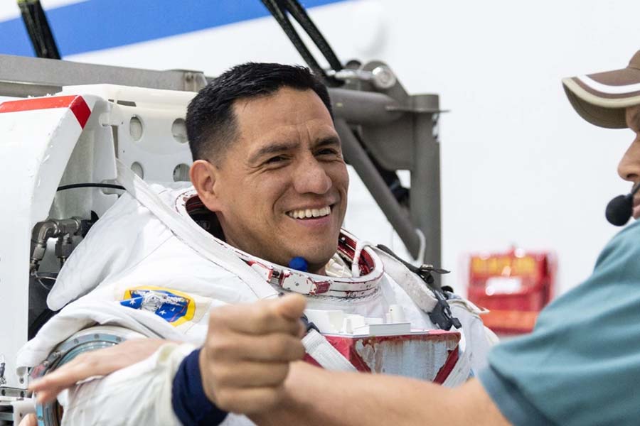 ওই ক্যাপসুলটিকে বাতিল করতে বাধ্য হয় নাসা। মহকাশচারীদের ফেলেই পৃথিবীতে ফিরে আসে প্রথম ক্যাপসুল। অনির্দিষ্ট কালের জন্য মহাকাশ স্টেশনে থেকে যান তিন মহাকাশচারী।