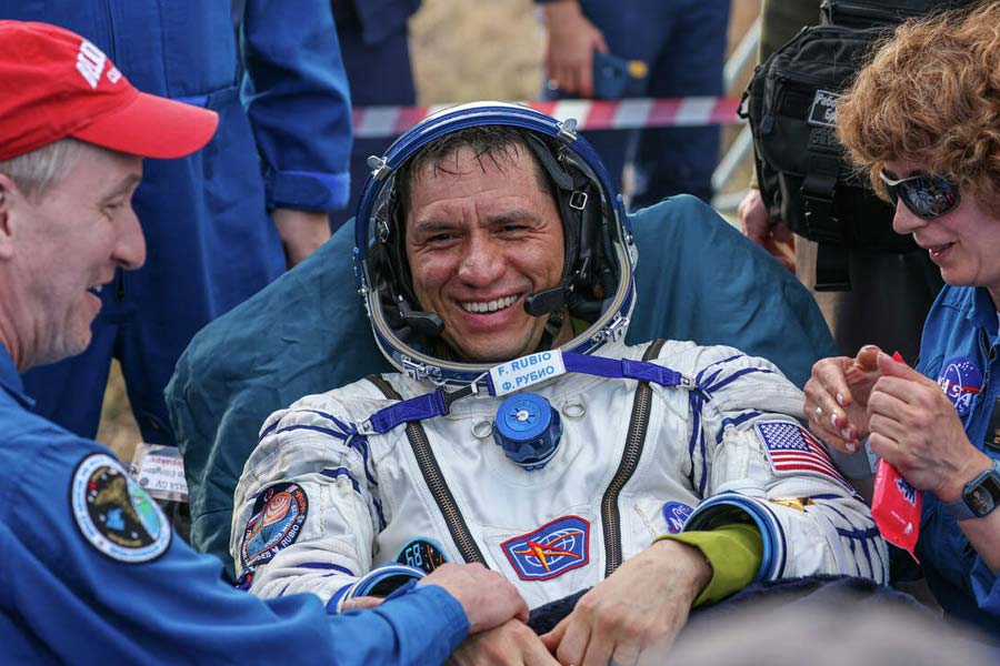 সফর যখন প্রায় শেষের পথে, অর্থাৎ মাস চারেক পেরিয়ে গিয়েছে, তখন মহাকাশচারীদের ফিরিয়ে আনার জন্য মহাকাশ স্টেশনে পৌঁছয় নাসা থেকে পাঠানো সোয়ুজ ক্যাপস্যুল। কিন্তু তাতে হঠাৎ ধাক্কা লাগে মহাকাশে ভেসে থাকা ‘স্পেস জাঙ্ক’ বা মহাকাশ জঞ্জালের। 