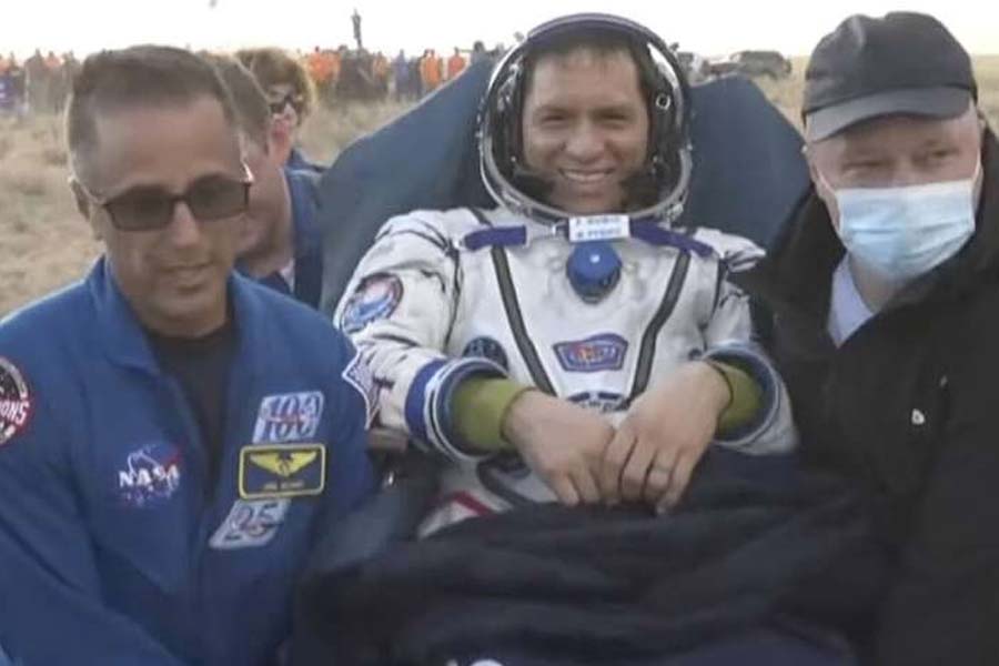 বুধবার কাজাখাস্তান থেকে উদ্ধার করার পর সংবর্ধনা জানানো হয় ওই তিন মহাকাশচারীকে। মহাকাশ গবেষকেরা তাঁদের স্বাগত জানিয়ে বলেন, ‘‘আপনারা আগে নিজেদের বাড়ি ফিরুন। পরিবারের কাছে ফিরুন। আপনাদের জন্য এক বছর ছ’দিন ধরে অপেক্ষা করছেন প্রিয়জনেরা। এই একটি বছর উদ্বেগে কাটিয়েছেন প্রত্যেকেই।’’