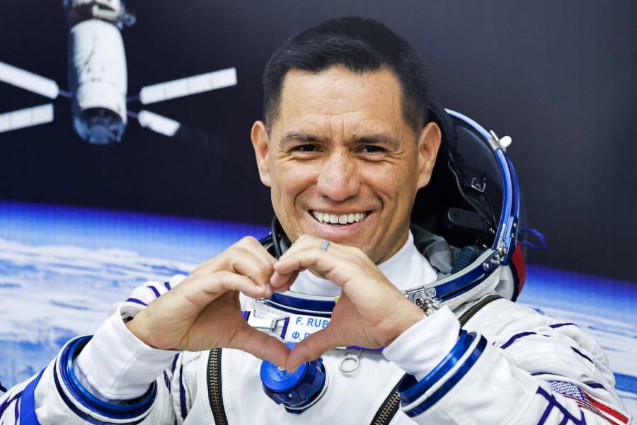 মহাকাশে দীর্ঘ সময় থাকার নতুন রেকর্ড এখন নাসার মুকুটে। এর আগে নাসার মহাকাশচারীদের ৩৫৫ দিন মহাকাশে থাকার রেকর্ড ছিল। নিজের রেকর্ডই ভেঙে নতুন কৃতিত্ব অর্জন করল নাসা। আমেরিকার ইতিহাসে এর আগে কোনও মহাকাশচারী ৩৭১ দিন টানা মহাকাশে থাকেননি। যদিও দীর্ঘতম মহাকাশবাসের কৃতিত্ব এখনও রাশিয়ার দখলে। নব্বইয়ের দশকে ৪৩৭ দিন টানা মহাকাশে ছিলেন রাশিয়ার মহাকাশচারী।  