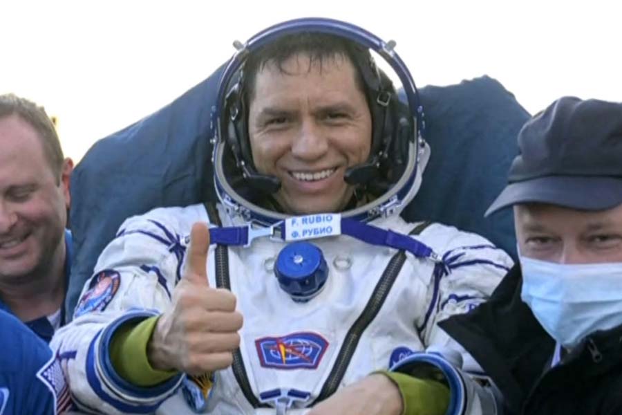 তবে জীবনের একটি বছর হারালেও সবটাই খরচের খাতায় যায়নি এই তিন মহাকাশচারীর। যে দায়িত্ব পালনে তাঁরা গিয়েছিলেন, সেই কাজ তাঁরা শেষ তো করেইছেন, পাশাপাশি একটি নতুন রেকর্ডও গড়েছেন তিন জনে। 