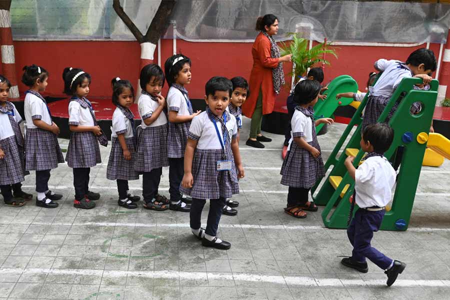 ডেঙ্গি-আতঙ্কে ফুলপ্যান্ট পরে স্কুলে এসেছে খুদে পড়ুয়া।