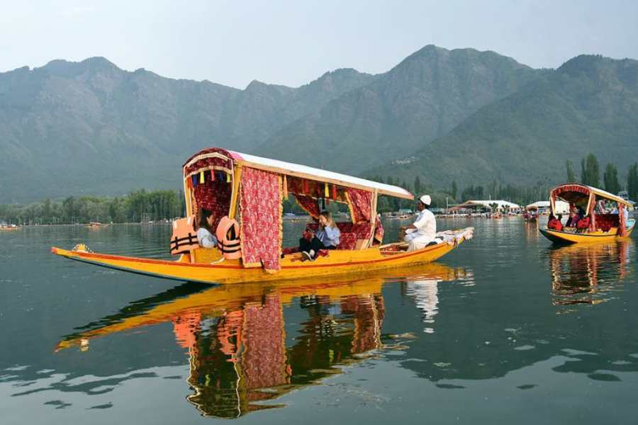  কাশ্মীরে ডাল লেকের জলে সুদৃশ্য শিকারায় বলিউড সিনেমার নায়ক-নায়িকার  ডগমগ প্রেমের শুটিং আজকের নয়। 