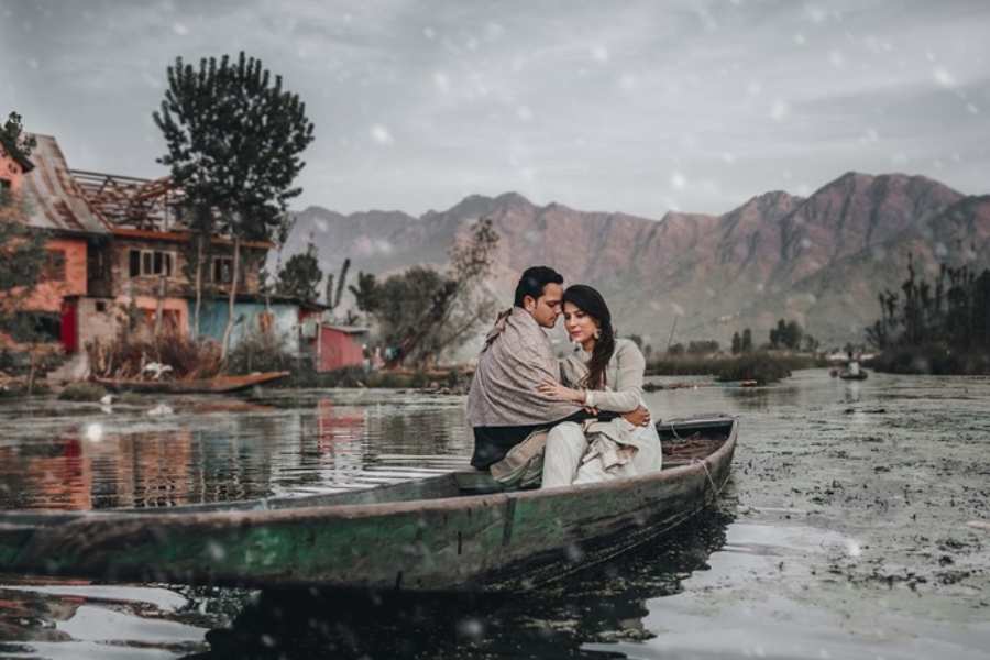 সেই রোম্যান্টিক রোমাঞ্চের স্বাদ নিতে সঙ্গীকে নিয়ে এত দিন বাঙালি খরচাপাতি করে ছুটেছে কাশ্মীর। ছুটছেও। 