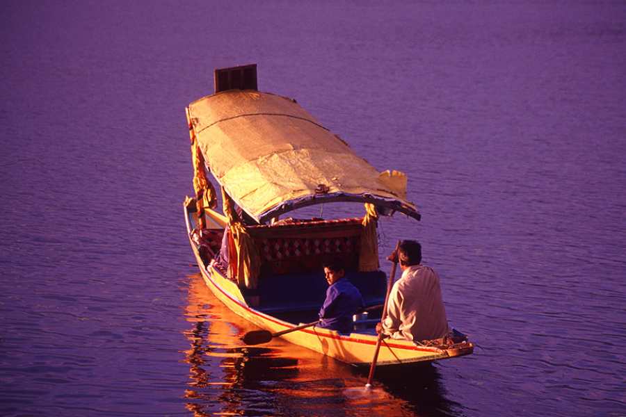 এ বার সেই স্বাদ আর সাধ মেটাতে বাংলাতেও কাশ্মীরের ডাল লেকের মতো শিকারা ভাসছে কংসাবতী নদীতে। 
