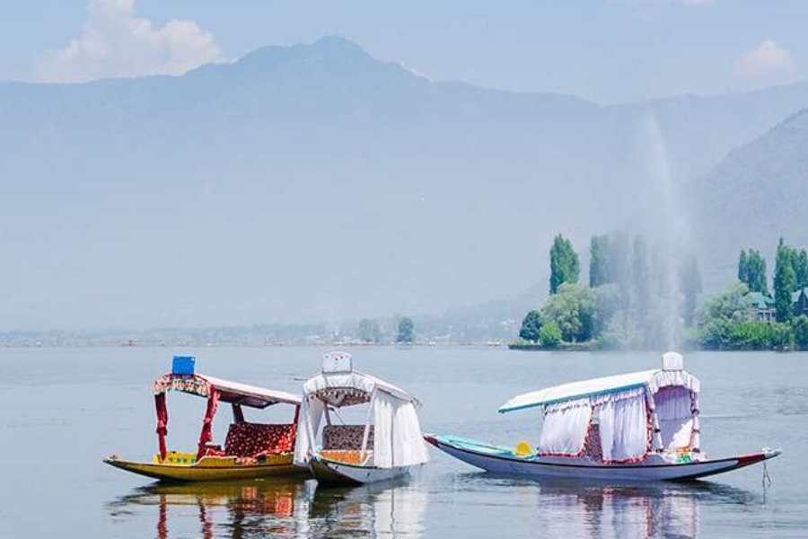 তাই ভূস্বর্গ না সম্ভব হলে, এবার মেদিনীপুরে চলুন শিকারার মিষ্টি জলভ্রমণের ওম নিতে।  