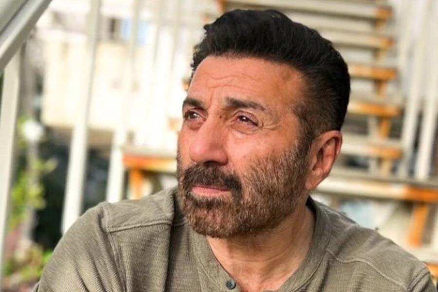 কানাঘুষোয় শোনা যাচ্ছে, চলতি বছরের ১৯ অক্টোবর সানির জন্মদিন উপলক্ষে নতুন ছবির আনুষ্ঠানিক ঘোষণা করতে পারেন রাজকুমার। কিন্তু আমির হঠাৎ সানির সঙ্গে অভিনয়ের সিদ্ধান্ত নিলেন কেন তা নিয়ে প্রশ্ন উঠেছে বলিপাড়ায়।