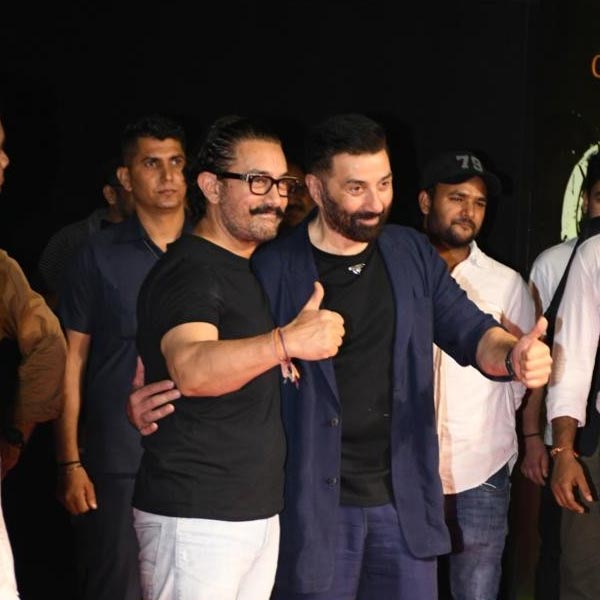 বক্স অফিসে বার বার সানির সঙ্গে লড়াই হয়েছে আমিরের। একাধিক ক্ষেত্রে সানির ছবি মুক্তির সময়েই আমিরের ছবি মুক্তি পেয়েছে। দুই অভিনেতার ছবি ব্লকবাস্টার হিট হলেও বলিপাড়ার একাংশের দাবি, দু’টি ছবি আলাদা সময়ে মুক্তি পেলে আরও বেশি ব্যবসা করতে পারত।