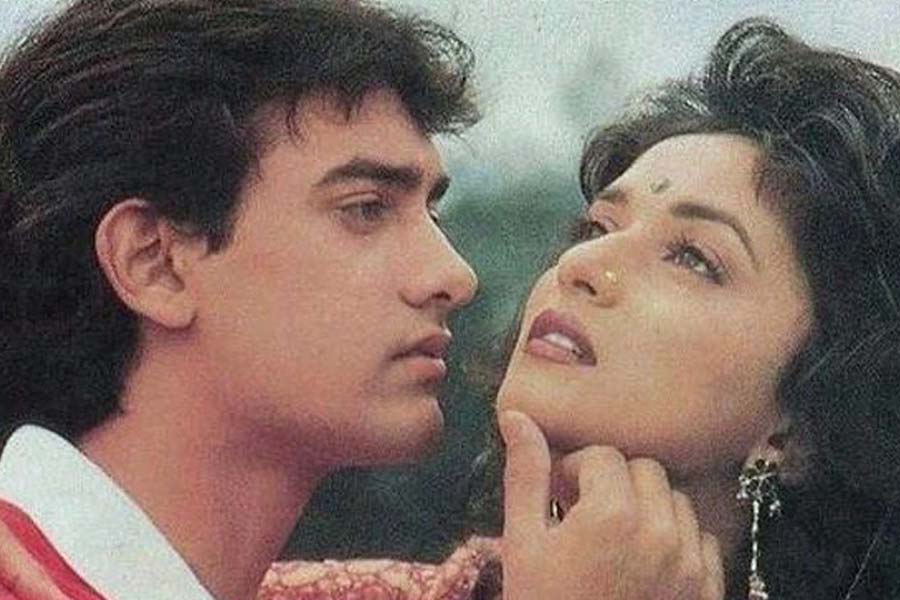 বক্স অফিসে সানি এবং আমিরের লড়াই শুরু হয় নব্বইয়ের দশকে। ১৯৯০ সালের ২২ জুন প্রেক্ষাগৃহে মুক্তি পায় আমির খান অভিনীত রোম্যান্টিক ড্রামা ঘরানার ছবি ‘দিল’।