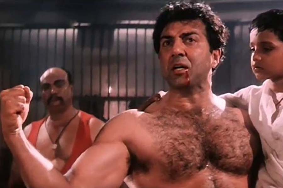 ‘রাজা হিন্দুস্তানি’ মুক্তি পাওয়ার সপ্তাহখানেক আগে প্রেক্ষাগৃহে মুক্তি পায় ‘ঘাতক’। এই ছবিতে সানির সঙ্গে জুটি বেঁধেছিলেন মীনাক্ষি শেষাদ্রি।