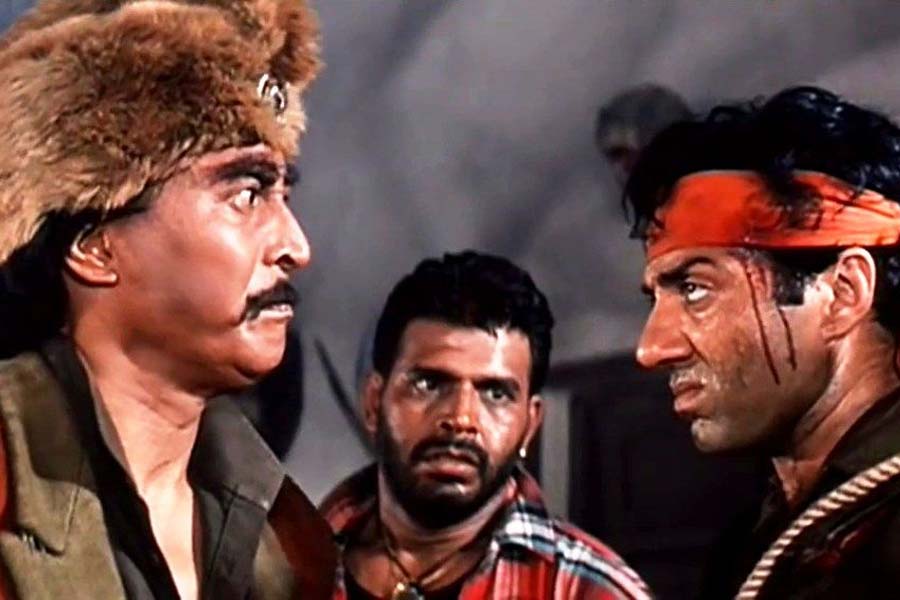 এক সপ্তাহের তফাতে মুক্তি পেলেও বক্স অফিসে ‘রাজা হিন্দুস্তানি’র পাশাপাশি ‘ঘাতক’ ছবিটিও চুটিয়ে ব্যবসা করে।