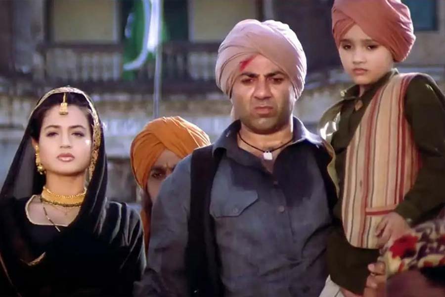 ‘লগান’ মুক্তির দিনেই মুক্তি পায় সানির ছবি ‘গদর’। এই ছবিটি মুক্তির পর বক্স অফিস কাঁপিয়ে দেয়।