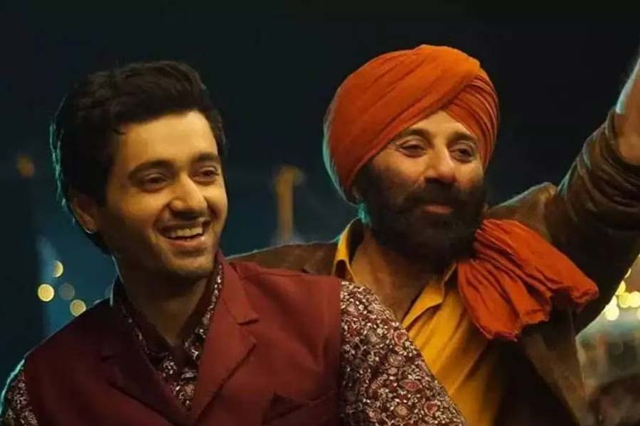 বলিপাড়ার একাংশের অনুমান, আমিরের কেরিয়ারে ছন্দপতন হয়েছে। ‘গদর ২’-এর সাফল্য লক্ষ করার পর তাই সানির সঙ্গে হাত মেলানোর পরিকল্পনা করেছেন আমির।