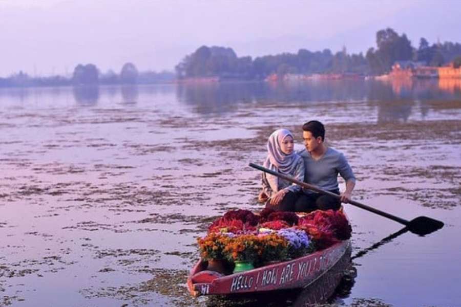 ভাসতে ভাসতে বলিউডি সিনেমা মনে পড়বেই আপনার। কাঁসাইয়ের বুকে টলমল জলে নিজেকে ঋত্বিক রোশন, সঙ্গিনীকে প্রীতি জিন্টা ভাবতে ক্ষতি কি! ‘চুপকে সে শুন ইস পল কি ধুন’ গানটা মনে পড়ছে? নির্ঘাত পড়ছে মনে!  