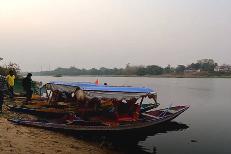 কংসাবতী নদীর ধারেই ফুরুন্দা গ্রাম। সেই গ্রামেই রয়েছে এক ‘অ্যাডভেঞ্চার পার্ক’। সেখানে থাকা বা খাওয়ার ব্যবস্থা রয়েছে। শীতাতপ নিয়ন্ত্রিত ঘর, সাধারণ ঘর, এমনকি তাঁবুতেও থাকতে পারেন। বিকেল বেলা সূর্যাস্ত দেখতে শিকারা চেপে যাওয়া যায়। এই প্রতিবেদনটি ‘আনন্দ উৎসব’ ফিচারের একটি অংশ।