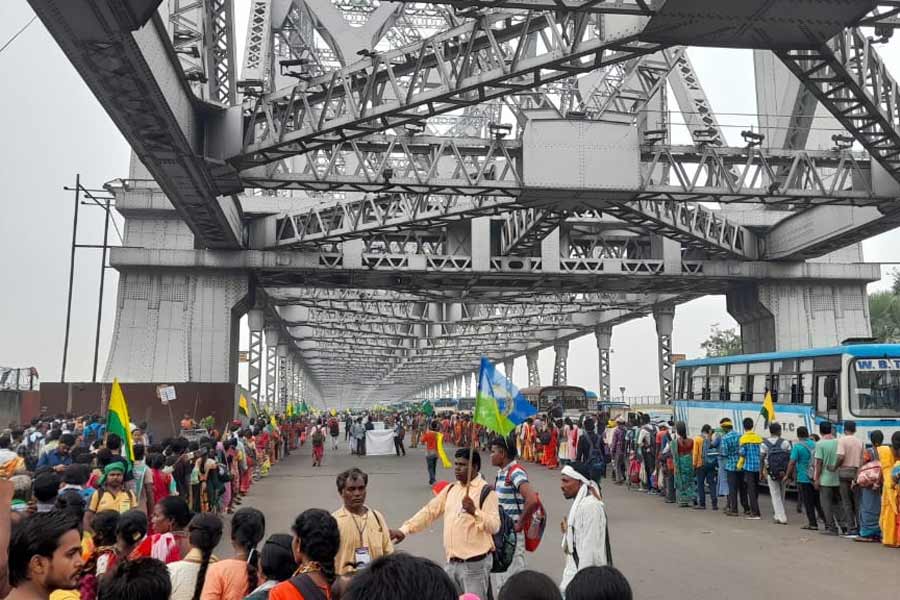 নিরুপায় হয়ে অনেকেই হেঁটে গন্তব্যে পৌঁছনোর চেষ্টা করেন। হাওড়া সেতু ধরে এগোতে থাকে জনস্রোত। মূল রাস্তায় এগোতে থাকে মিছিলও।