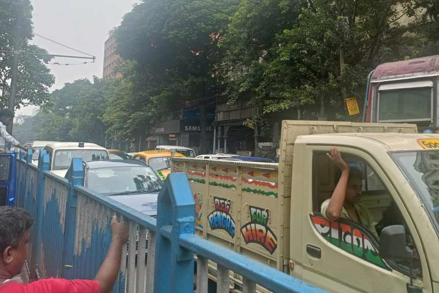 মিছিলের জেরে ব্রেবোর্ন রোড এবং স্ট্র্যান্ড রোডে যান চলাচল পুরোপুরি বন্ধ হয়ে যায়। হাওড়়া সেতুর মুখে সার দিয়ে দাঁড়িয়ে থাকে বিভিন্ন রুটের বাস।