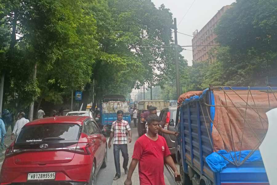 অন্য দিকে হাওড়ামুখী বাসগুলি বড়বাজার পর্যন্ত সার দিয়ে দাঁড়িয়ে পড়ে। আটকে পড়ে ছোট গাড়ি, মোটরবাইকও।