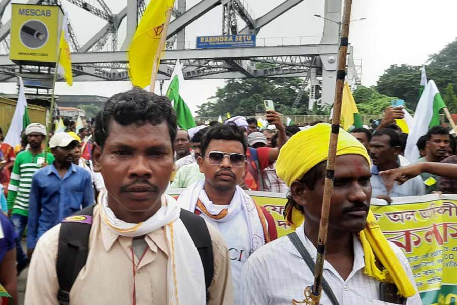 এর প্রতিবাদে পথে নেমেছে ‘ইউনাইটেড ফোরাম অফ অল আদিবাসী অর্গানাইজেশন্‌স’ নামে আদিবাসীদের একটি সংগঠন। ধর্মতলা সংলগ্ন রানি রাসমণি অ্যাভিনিউতে জনসভার ডাক দেয় সংগঠনটি। ওই সভায় যোগ দিতেই মিছিল করে এগোতে থাকেন সংগঠনের সদস্যেরা।
