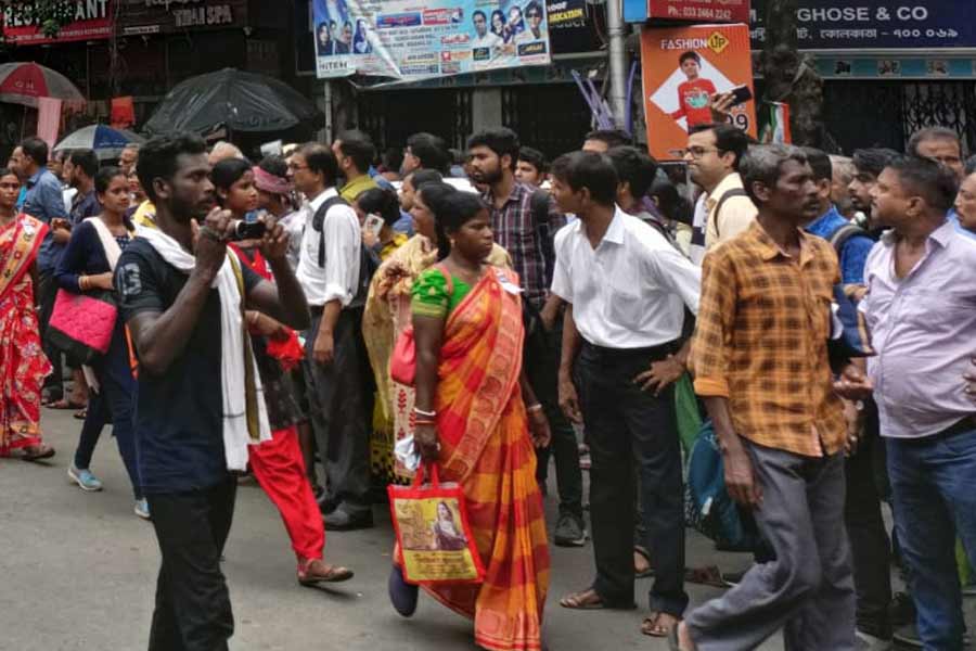 ব্রেবোর্ন রোড ধরে মিছিল এগোতে থাকে ধর্মতলার দিকে। ক্ষুব্ধ নিত্যযাত্রীদের বক্তব্য, জায়গায় জায়গায় ট্র্যাফিক পুলিশ মোতায়েন থাকলেও তাঁদের খুব একটা সক্রিয় ভূমিকায় দেখা যায়নি।