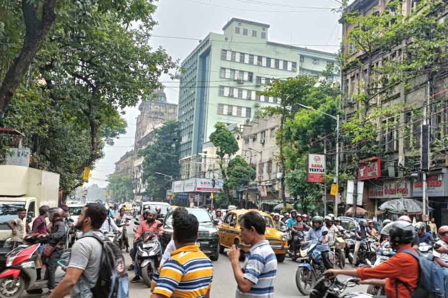 সপ্তাহের কাজের দিনে, অফিসের ব্যস্ত সময়ে এমন মিছিলের অনুমতি দেওয়া হল কেন, তা নিয়ে প্রশ্ন তোলেন নিত্যযাত্রীরা। কোনও কোনও যাত্রীর অভিযোগ, মিছিলকারীরা জরুরি প্রয়োজনেও রাস্তা পারাপার করতে দেননি। মরিয়া হয়ে সেই চেষ্টা কেউ করতে গেলে তির-ধনুক নিয়ে তেড়ে যাওয়া হয়েছে বলেও অভিযোগ।