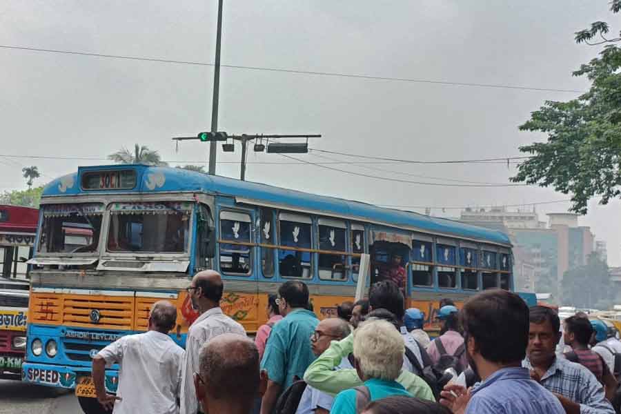 বাসচালক, কন্ডাক্টরদের বক্তব্য, ব্যস্ত সময়ে তাঁদের রুজিরুটি মার খেয়েছে। অনেক যাত্রী বাসে উঠেও নেমে গিয়েছেন। এর খেসারত কে দেবে, তা নিয়ে প্রশ্ন তোলেন তাঁরা।