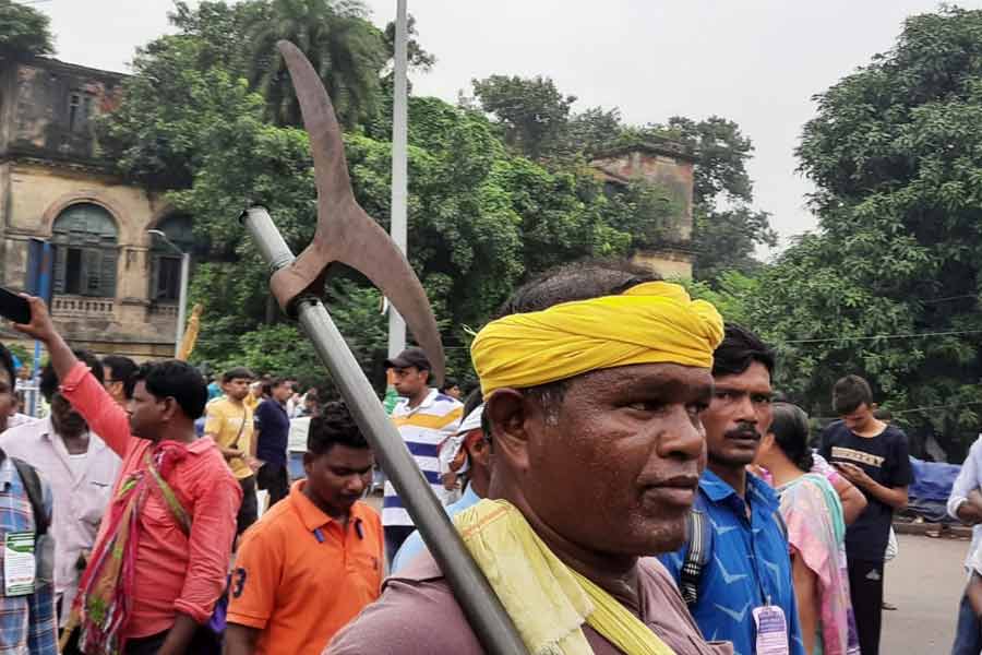 মিছিলকারীদের বক্তব্য, তাঁরা নিজেরাই বঞ্চনার শিকার। তাই বাধ্য হয়ে পথে নামতে হয়েছে তাঁদের। কুড়মিদের বিরুদ্ধে ক্ষোভ জানানোর পাশাপাশি আদিবাসী সংগঠনটি ২০০৬ সালের বনাধিকার আইনকে কার্যকর করা, ইউসিসি বিল প্রতিরোধ-সহ একাধিক দাবি তুলেছে।