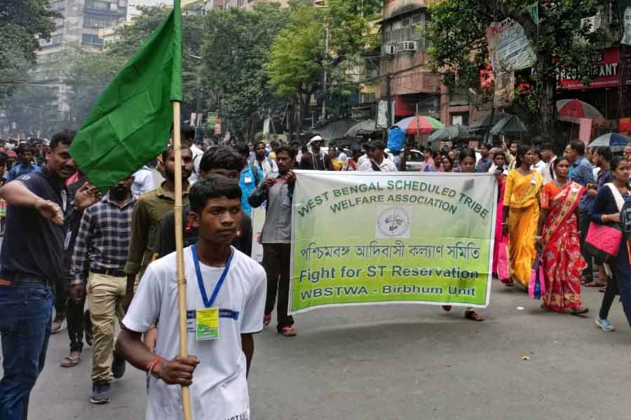 মিছিলের জেরে শুক্রবার সকাল থেকে যে যানজট শুরু হয়েছিল, বেলা গড়ানোর পরে তা আরও বেড়েছে। উত্তর কলকাতার পর স্তব্ধ হয়েছে মধ্য কলকাতা এবং সংলগ্ন এলাকা।
