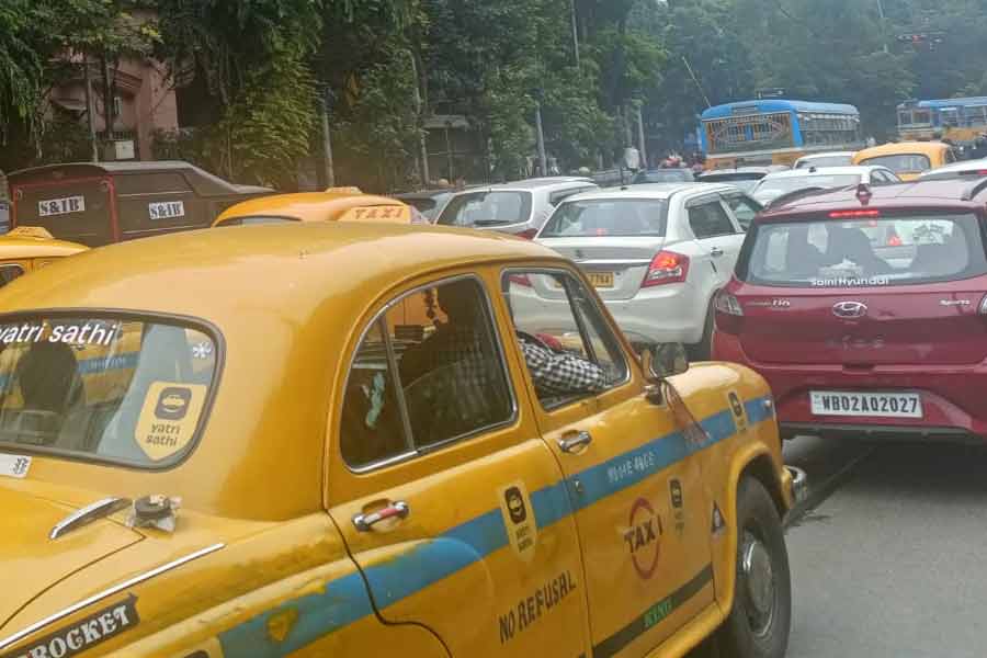 আদিবাসীদের দীর্ঘ মিছিল যত ধর্মতলার দিকে এগোতে থাকে, ততই যান চলাচল স্তব্ধ হয়ে যায় মধ্য কলকাতার গণেশচন্দ্র অ্যাভিনিউ, চাঁদনি চক এলাকায়। প্রায় একই পরিস্থিতি তৈরি হয় উত্তর কলকাতার বিডন স্ট্রিটেও।