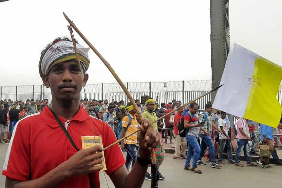সকাল ১১টা নাগাদ কলকাতা ট্র্যাফিক পুলিশের তরফে জানানো হয়, মিছিলের জেরে অবরুদ্ধ হয়ে পড়েছে শহরের একাধিক গুরুত্বপূর্ণ রাস্তা। সেগুলি হল গণেশচন্দ্র অ্যাভিনিউ, লেনিন সরণী, জওহরলাল নেহরু রোড, রেড রোড, বিবি গাঙ্গুলি স্ট্রিট, মেয়ো রোড, ডোরিনা ক্রসিং, রানি রাসমণি অ্যাভিনিউ, সিআর অ্যাভিনিউ এবং এসএন ব্যানার্জি রোড।