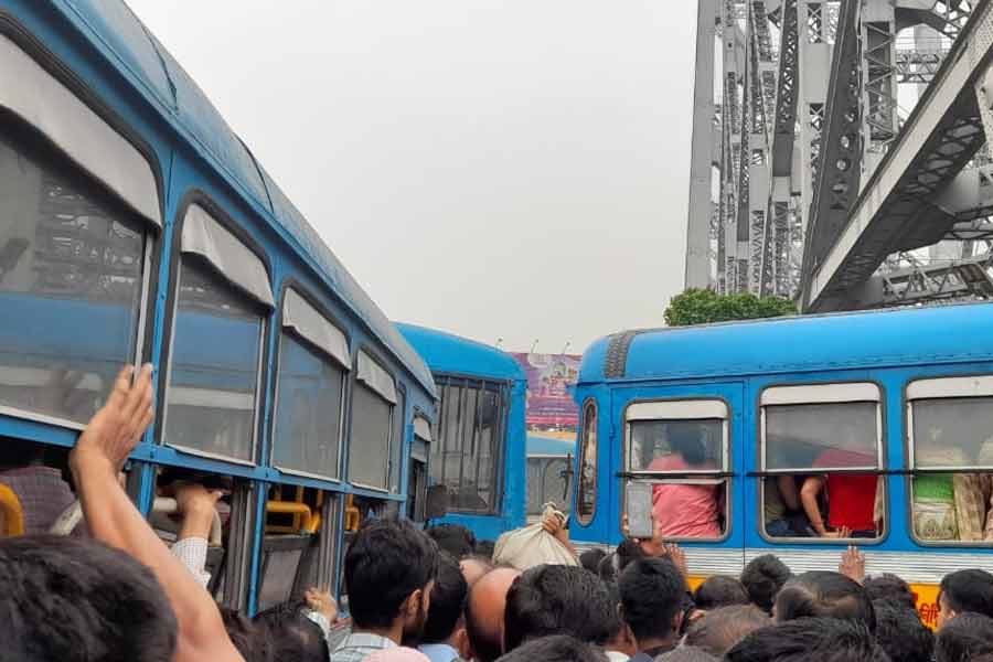 দুপুর ১২টা পর্যন্ত অবরুদ্ধ থাকে মহাত্মা গান্ধী রোড, স্ট্র্যান্ড রোড, পার্ক স্ট্রিট, ধর্মতলা ক্রসিং থেকে হাওড়া সেতু। প্রায় চার ঘণ্টা এই পরিস্থিতি চলার পরে কিছুটা স্বাভাবিক হয় যান চলাচল।