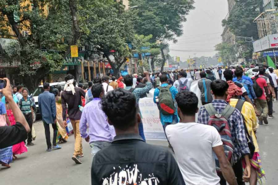 তবে ট্র্যাফিক পরিষেবা পুরোপুরি স্বাভাবিক হতে বেলা গড়িয়ে বিকেল হয়ে যেতে পারে বলে মনে করা হচ্ছে। সে ক্ষেত্রে অফিসফেরত যাত্রীদের নতুন করে ভোগান্তিতে পড়ার সমস্যা উড়িয়ে দেওয়া যাচ্ছে না।