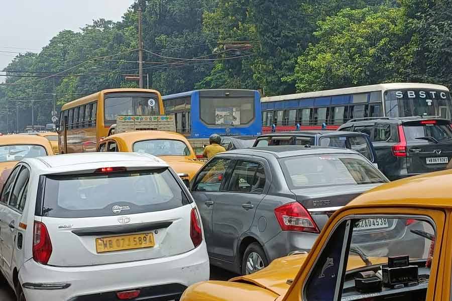 হাওড়া থেকে ধর্মতলামুখী গাড়ির গতি কিঞ্চিৎ বৃদ্ধি পেলেও হাওড়ামুখী রাস্তার লেন এখনও কার্যত থমকে রয়েছে। হাওড়া থেকে সেন্ট্রাল অ্যাভিনিউমুখী গাড়িও খুব ধীর গতিতে চলছে।