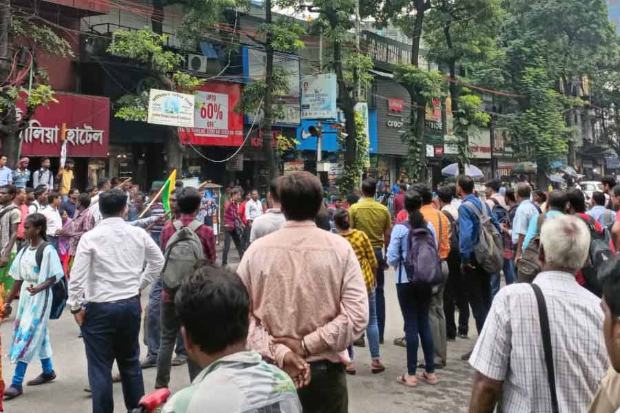 বিকল্প উপায়ে কর্মস্থলে পৌঁছতে অনেক যাত্রীই মেট্রোর শরণাপন্ন হন। এর ফলে পাতালরেলেও অস্বাভাবিক ভিড় দেখা যায়। কেউ কেউ হাওড়া থেকে লঞ্চে উঠে বাবুঘাট চত্বরে আসেন। কিন্তু সেখান থেকেও বাস পাননি অনেকেই।