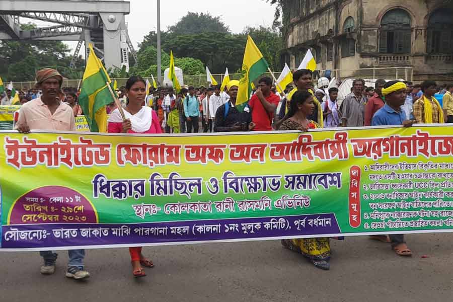 ক্ষুব্ধ যাত্রীদের সিংহভাগের বক্তব্য, কী কারণে মিছিল তাঁরা জানেন না। তবে মিছিলকারীদের নিজেদের কথা ভাবার পাশাপাশি আর পাঁচটা মানুষের সুবিধা-অসুবিধার কথাও ভাবা উচিত বলে মত তাঁদের।