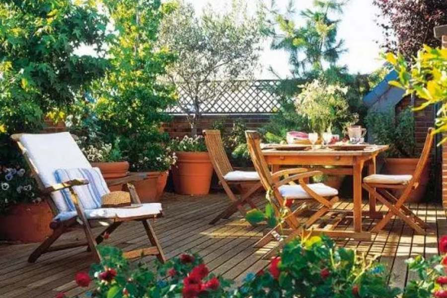 তাই ছাদের জন্য কিনে নিন ফোল্ডিং কাঠের চেয়ার ও টেবিল। যে কোনও হস্ত শিল্প বা শিল্প মেলা থেকে পেয়ে যাবেন এই রকম চেয়ার। এখন অবশ্য তেমন মেলা নেই, তাতে কি, তাতে এই ধরনের আসবাব এখন গড়িয়াহাটেও পাওয়া যায়, বা কোনও ভাল আসবাবের দোকানে। 