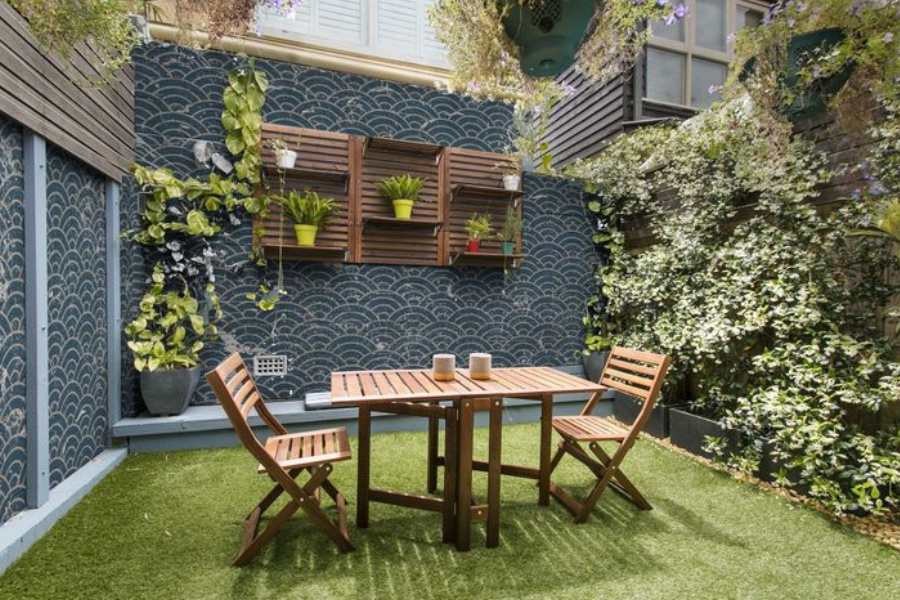 ছাদের দুই পাশের দেওয়ালে রংবেরঙের ওয়ালপেপার লাগিয়ে নিন। কিংবা অন্য রকম রংও করে নিতে পারেন। তা হলেই ক্যাফের পরিবেশ এক্কেবারে পাকা হবে।