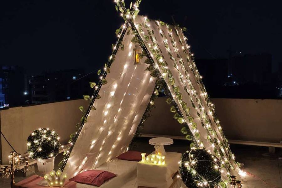 কম বাজেটের মধ্যে ছাদকে বেশ স্বপ্নালুভাবে সাজাতে ছাদের দেওয়ালে স্বচ্ছ হালকা রঙের ওড়না টাঙিয়ে তাঁবুর মতো সাজিয়ে নিতে পারেন। দেখলে মনে হবে আপনার নিজস্ব ছোট্ট আড্ডার ঠেক। 