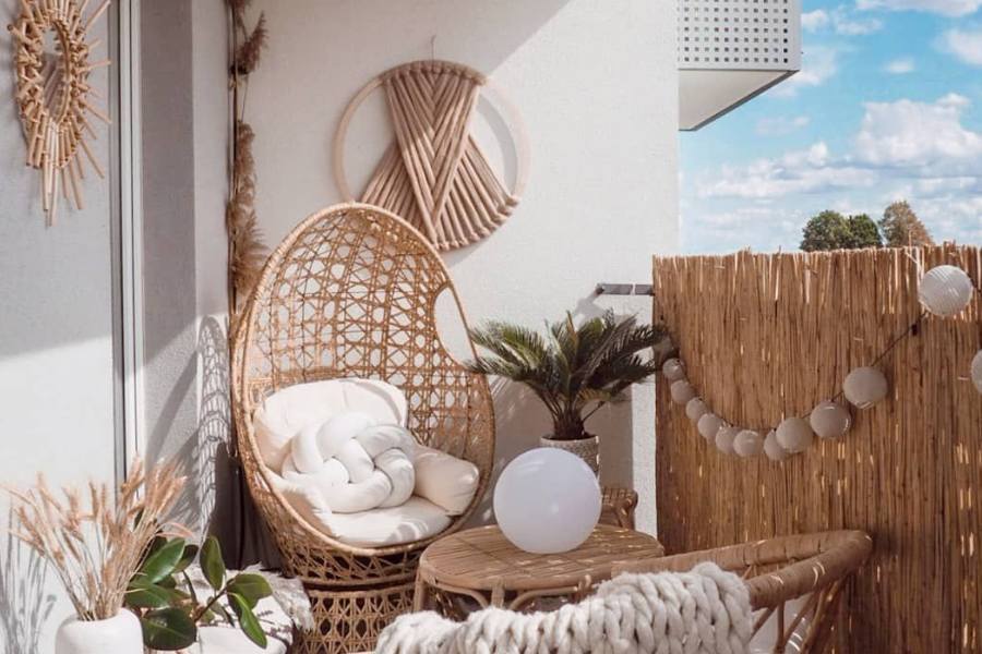 ছাদের দেওয়ালে কুরুশের কাজ করা ওয়াল হ্যাঙ্গিংও ঝুলিয়ে নিতে পারেন। আজকাল ছোট মাপের ক্যাফেকে সহজে সাজিয়ে তুলতে এই ধরনের অন্দরসজ্জা বিশেষভাবে জনপ্রিয় হয়ে উঠেছে আজকাল। 