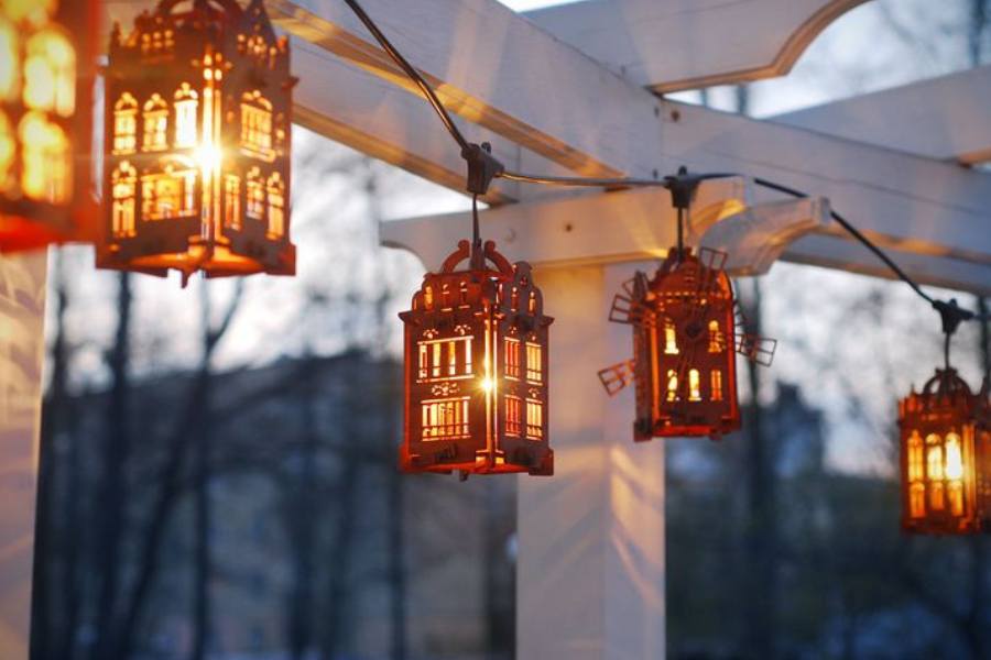 এই ক্ষেত্রেও অন্য রকম সাজাতে,  আপনি লন্ঠন দিয়ে সাজাতে পারেন। রকমারি কারুকাজ করা লণ্ঠন আজকাল হস্তশিল্প মেলা বা যে কোনও হাতের কাজের দোকানে পেয়ে যাবেন। এই ভাবে ছাদ সাজালে ক্যাফের আবহ জমে ক্ষীর! এই প্রতিবেদনটি ‘আনন্দ উৎসব’ ফিচারের একটি অংশ।