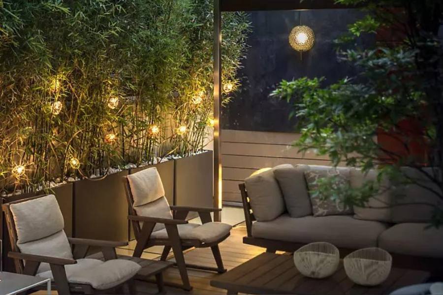 ছাদকে সাজানোর জন্য বোহেমিয়ান ধাঁচের পেন্ডেন্ট লাইট বা ঝোলানো আলো লাগিয়ে নিন। আলো দিয়ে সাজানোর বিষয়টা একেবারে আপনার নিজস্ব ভাবনা আর সৃষ্টিশীল মনের উপর নির্ভর করছে। 