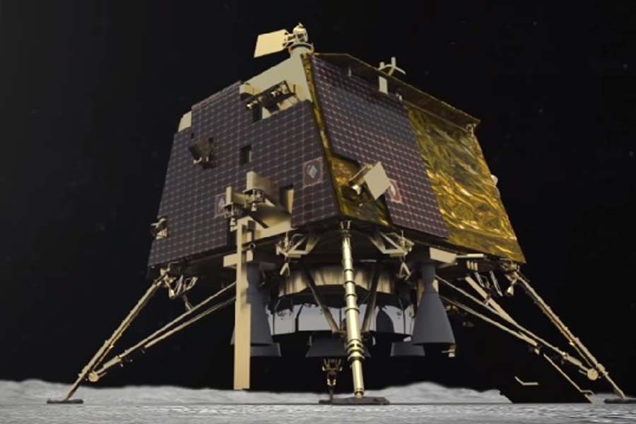 চাঁদের মাটিতে ইতিমধ্যেই যা যা কাজ করার, সে সব দায়িত্বই পালন করে ফেলেছে চন্দ্রযান-৩ অভিযানের দুই সদস্য। এর পরে যদি ঘুম ভেঙে তারা কাজ করে তবে তা হবে ইসরোর বাড়তি পাওনা।