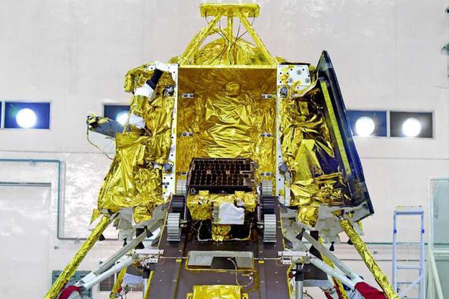 পৃথিবীর মাটিতে তিলে তিলে গড়া এই দুই যন্ত্র-যান আর ফিরবে না জেনেই চাঁদে পাঠানো হয়েছিল।